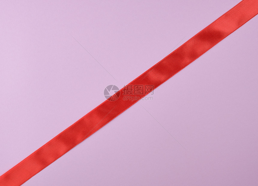 紫色背景的红沙丁带闭上胶是对角的图片