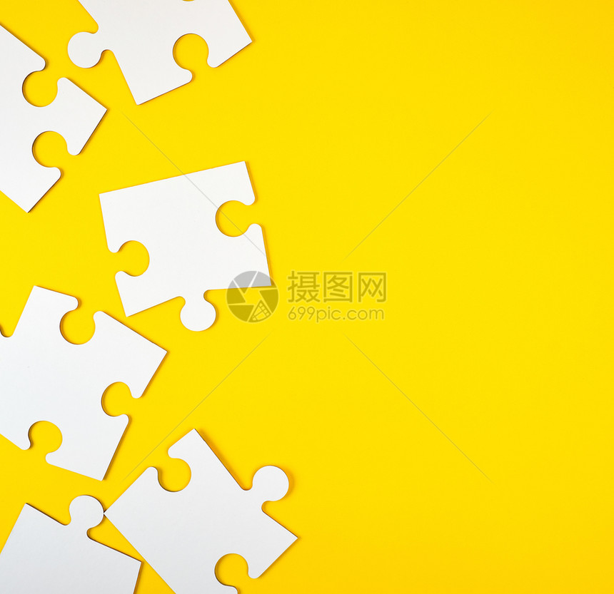 黄色背景的白空大拼图平面图片