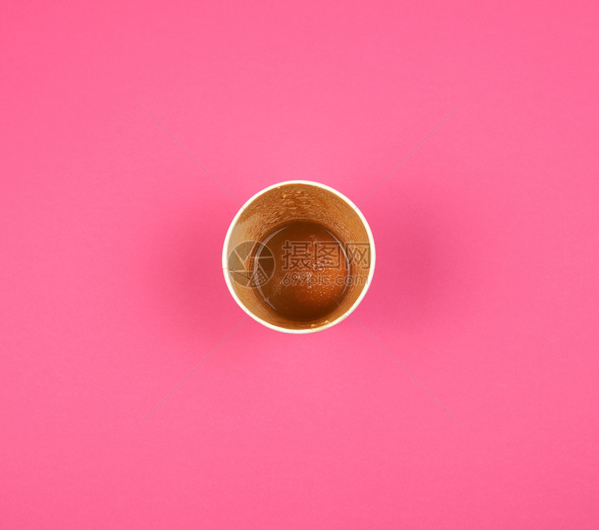 咖啡底部的空用红纸杯在粉色背景顶视图上方的面板图片