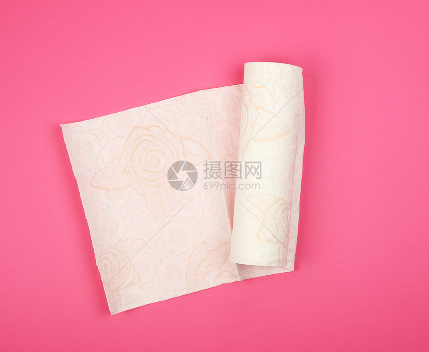 白色软纸巾脸和手放在粉红背景上图片