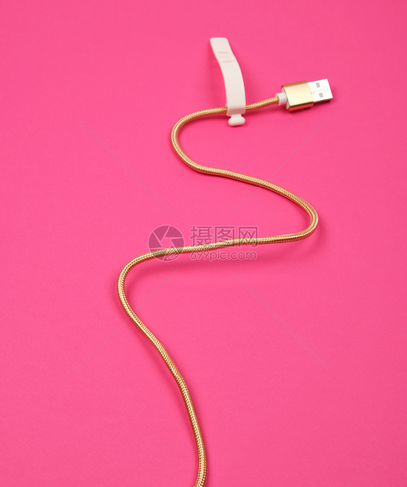 Goldenusb金色线电缆用于在粉红背景复制空间的纺织通风中充电设备图片