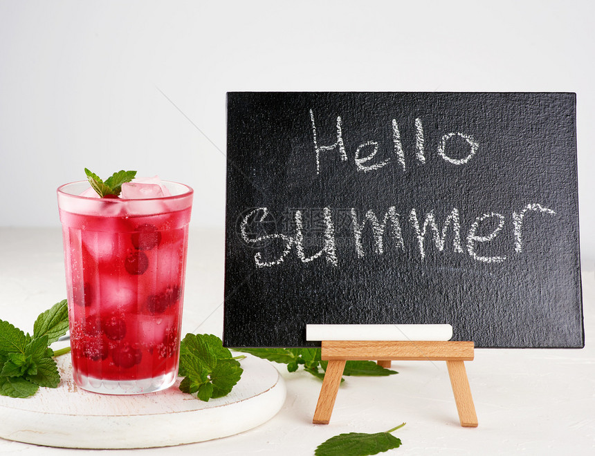 写夏酒食谱的黑白粉板和一杯子加果汁柠檬水记录夏天的喜好图片