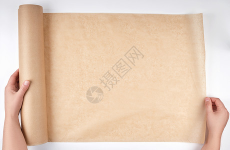棕色纸卷用于在女手中烘烤食物白色背景顶视图片