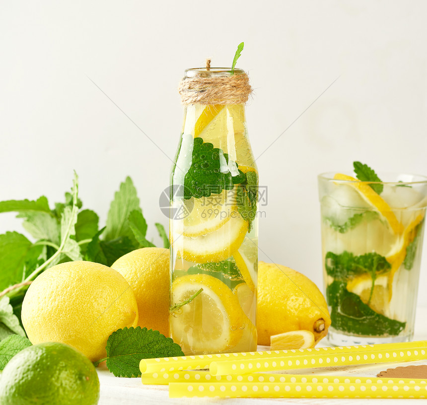 柠檬汁加薄荷叶玻璃瓶中的石灰紧贴鸡尾酒的原料图片
