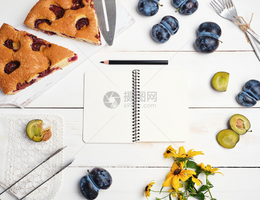 白页的开放笔记本含李子和新鲜水果的烤馅饼顶楼图片
