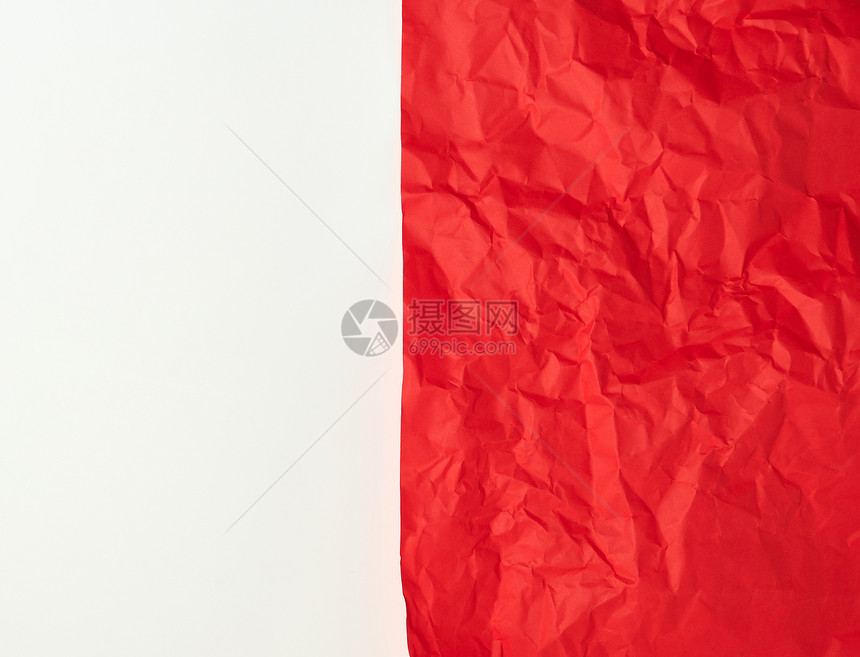 白色背景复制空间上的折叠红纸图片