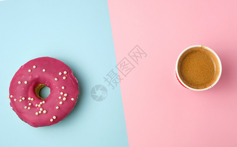 红色玻璃圆甜圈和纸杯在彩色背景顶视图上加咖啡图片