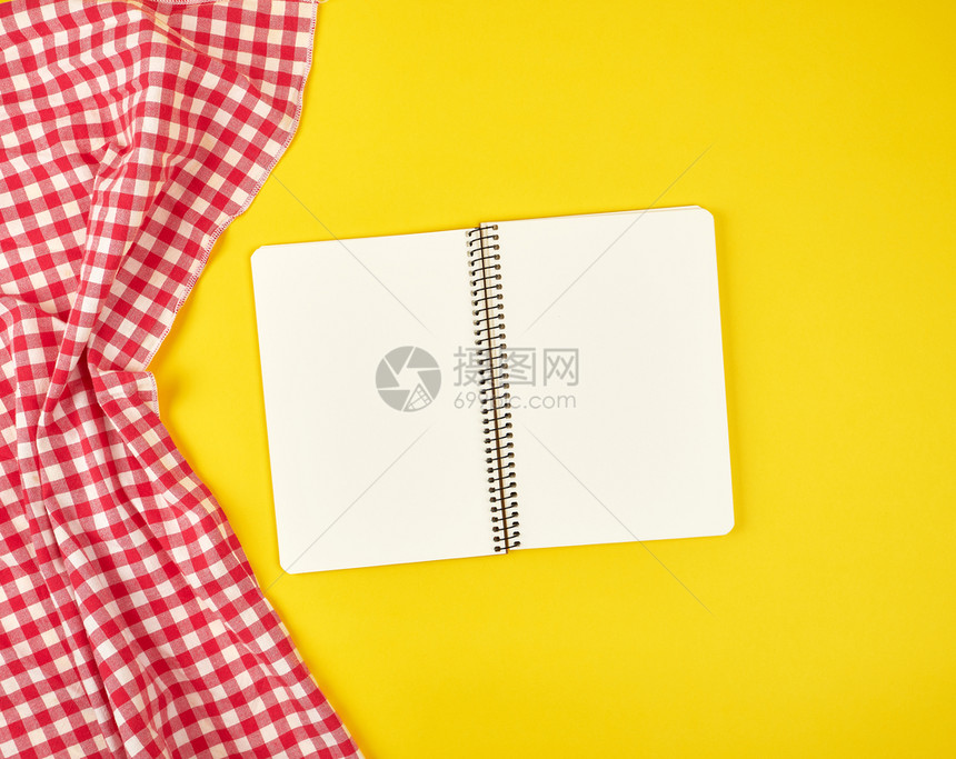 红色纸巾和开放笔记本黄色背景顶视平面图片