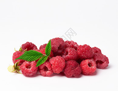红色的成熟草莓和绿色叶子白背景夏季甜食作物图片