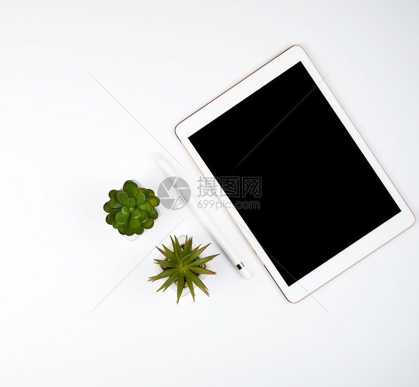 白电子平板黑屏幕和铅笔在白桌上有绿色植物的罐子附近最高视图设计师工作场所图片