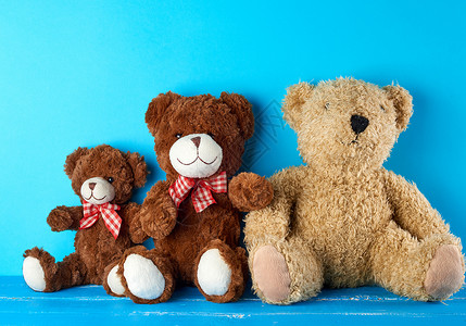 三只泰迪熊蓝背景友谊概念高清图片