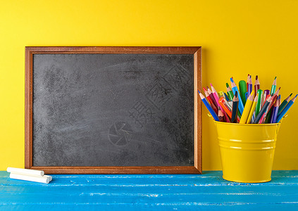 蓝背景的黑白粉笔框和学校用品概念返回学校图片