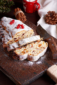 木板上含坚果和罐头子的欧洲传统斯托伦蛋糕背景图片