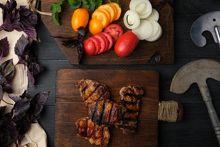 烤猪肉旁边的板切碎新鲜蔬菜洋葱西红柿烤肉顶视图片