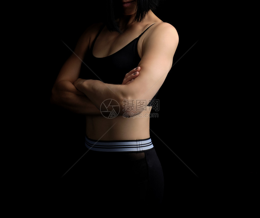 穿着黑色胸罩和腿部运动员站在侧低键图片