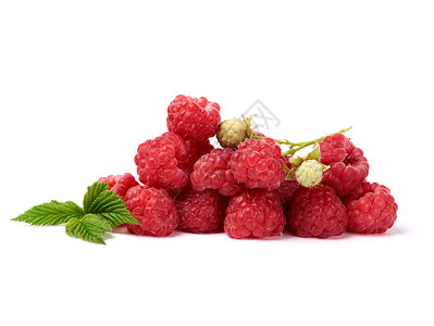 红色的成熟草莓和绿色叶子白背景夏季甜食作物图片