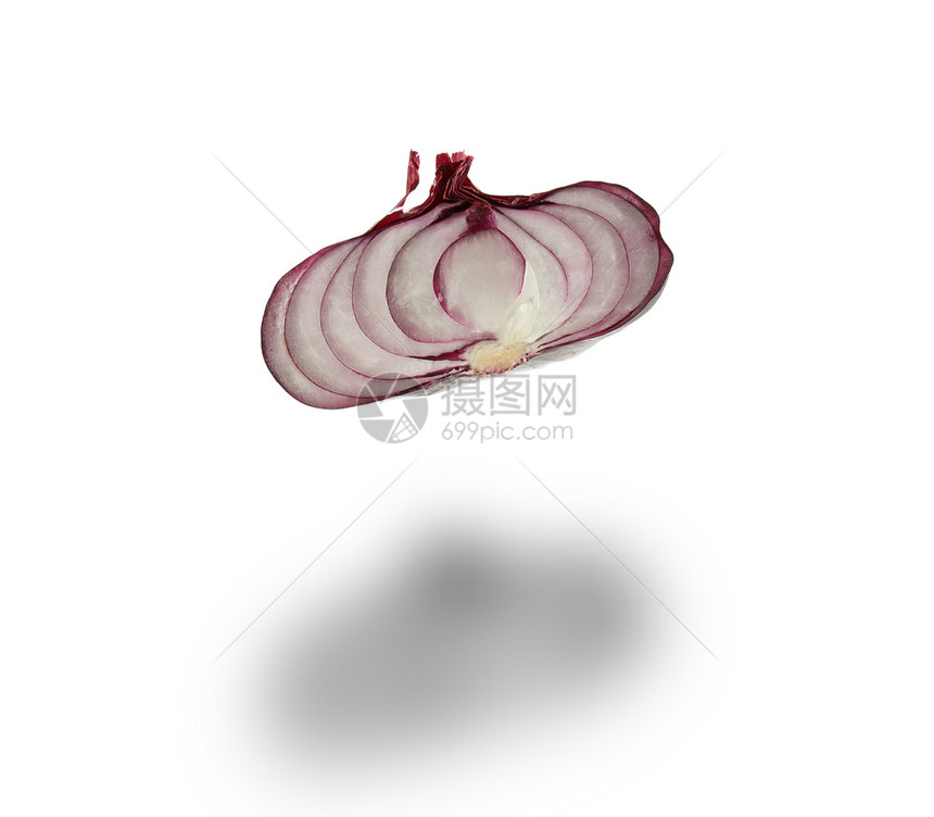 红洋葱半在壳中隔离白色背景上关闭图片