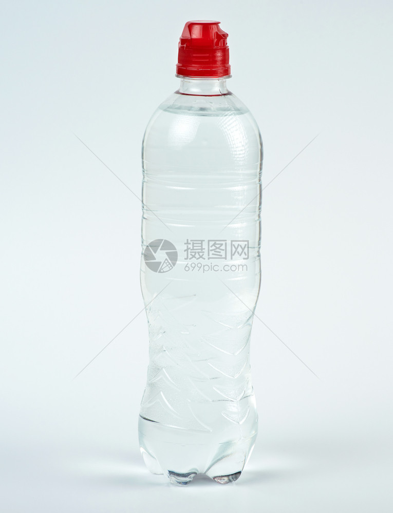 透明塑料瓶白色背景上有淡水的透明塑料瓶关闭图片