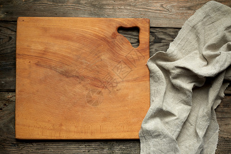 木制桌顶视图子上空的平方木制厨房剪切板和灰色衬巾图片