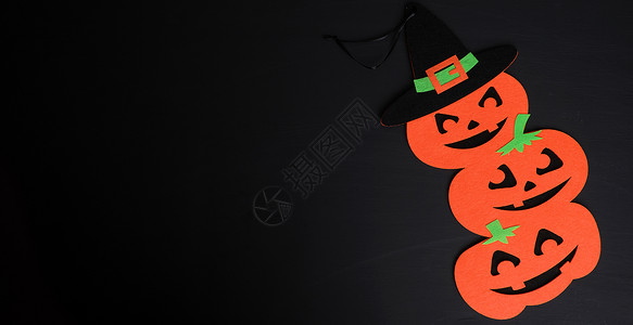 橙色南瓜在黑背景上感受到数字万圣节日背景图片