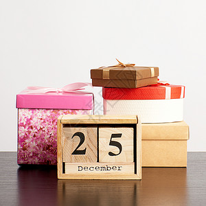 日期为12月5日的立方木历和一堆礼物喜庆圣诞背景的盒子图片