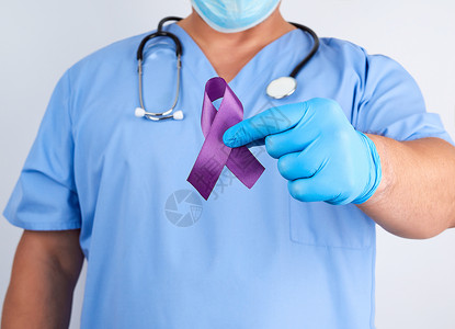 蓝制服和乳胶手套医生戴紫丝带作为早期研究和疾病控制阿尔茨海默氏病细胞纤维化狼疮胰腺癌结骨病的象征背景