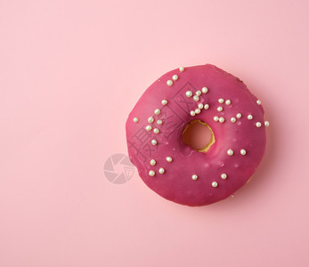 红色圆甜圈白喷洒在粉红色背景上最视图背景图片