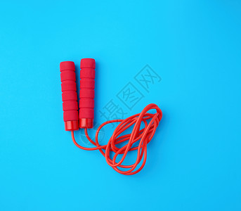 蓝色背景的运动用红色绳子两个新手柄图片