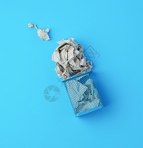 蓝色金属篮纸片回收和污染概念蓝色背景图片