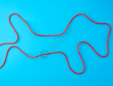 蓝色背景的两条线上运动红色跳绳碎片图片