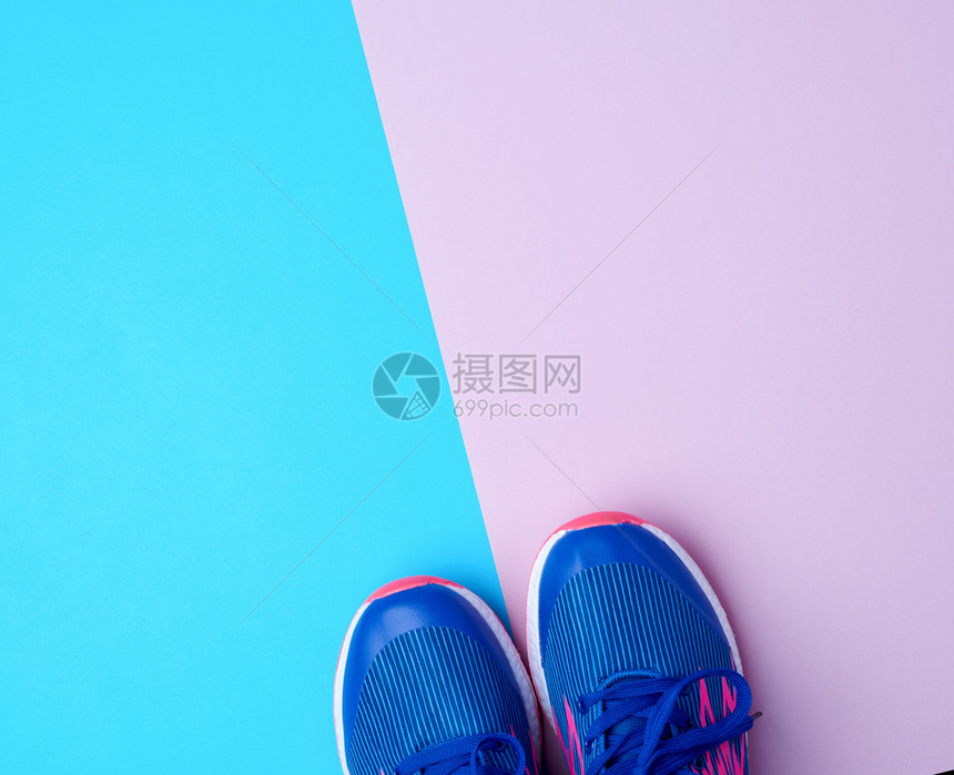 彩色抽象背景顶视图测试地点上的蓝蕾丝运动鞋图片