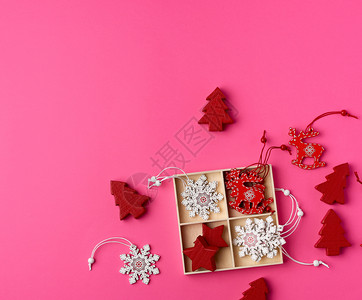 花树的圣诞装饰粉红背景顶层风图片