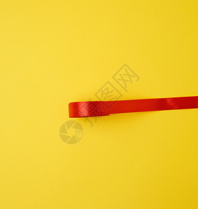 黄色背景喜庆文字位置的红色丝带背景图片