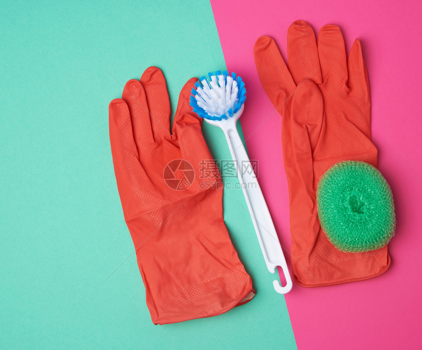 用于家庭清洁的物品红色橡胶手套刷子绿色海绵用于粉红色绿背景灰尘顶视平铺图片
