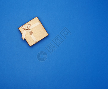 金色纸板礼品箱方盒绑有深蓝背景的丝带顶视图趋势颜色复制空间图片