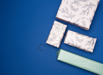 彩色纸包在蓝背景顶视图复制空间上的彩色纸包着礼品图片