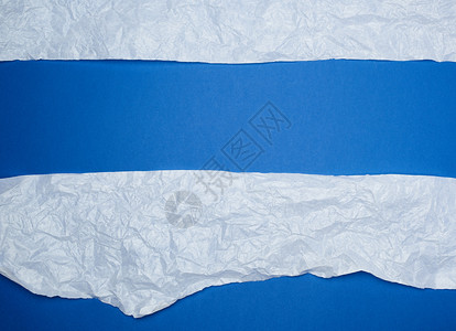 蓝底色背景含有白折面撕破纸元素中间写笔迹的位置模板背景图片