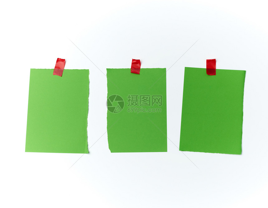 大量被撕破的绿色纸片粘在白背景的苏格兰胶带文本的位置图片
