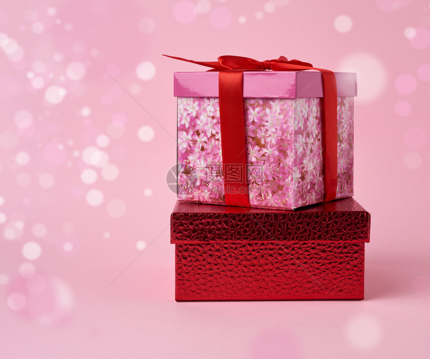 粉红色背景的包礼物堆叠带有bokeh美丽的盒装礼物任何用途的伟大设计图片