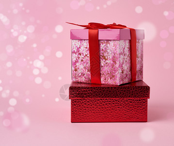 粉红色背景的包礼物堆叠带有bokeh美丽的盒装礼物任何用途的伟大设计图片