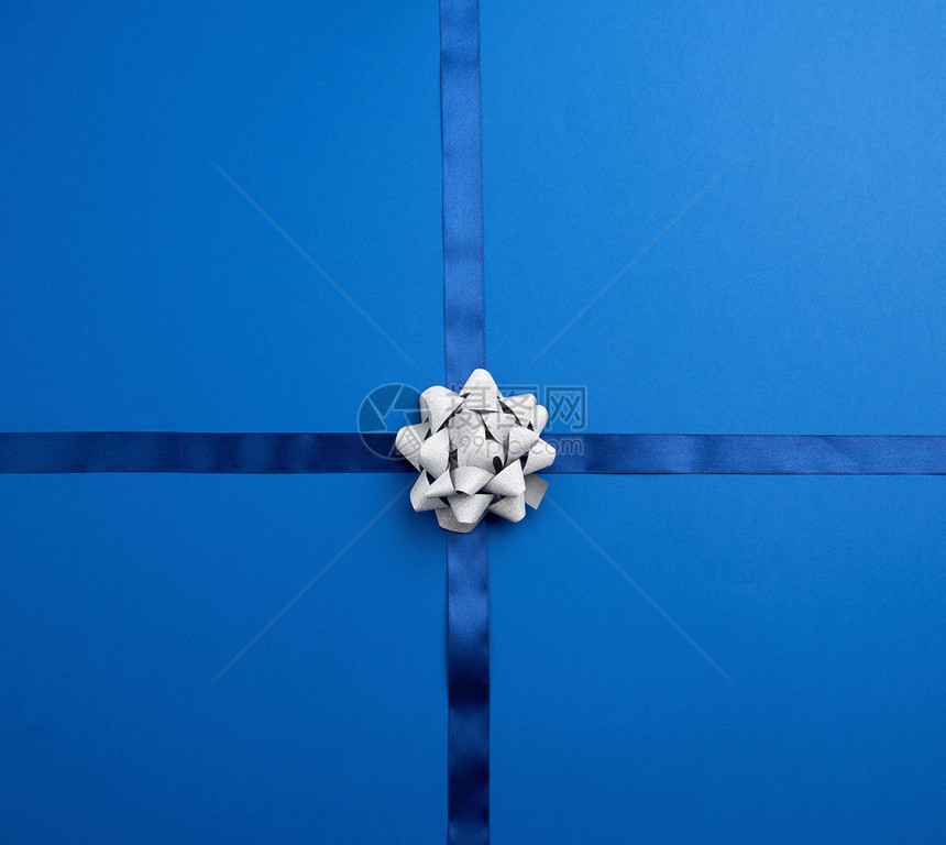 蓝丝带在深背景上穿透中间是银弓仿佛绑着礼物顶视线图片