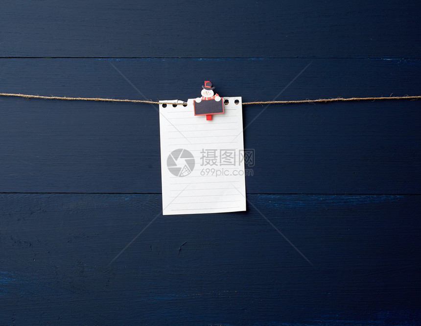 白色笔记本纸布挂在装饰假日衣物蓝木背景清洁工作表模板设计元素上图片