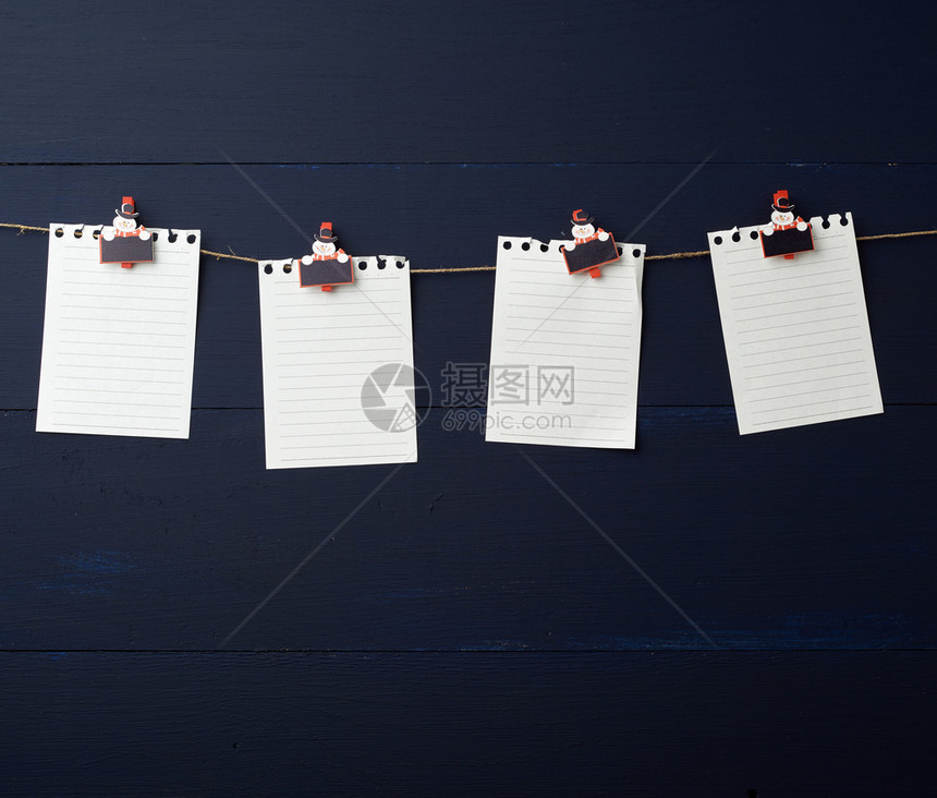 白色笔记本纸布挂在装饰假日衣物蓝木背景清洁工作表模板设计元素上图片