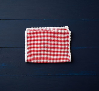 蓝木背景野餐复制空间上的白色红格式厨房毛巾图片