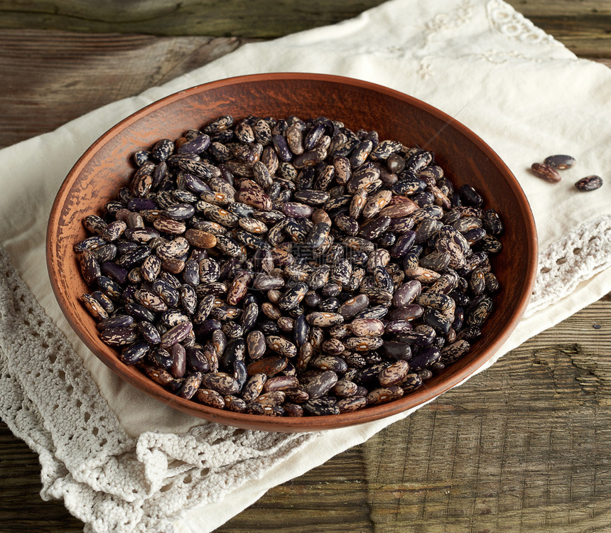生红大理石豆放在木制桌上的盘子农业收成植物健康的天然食品图片