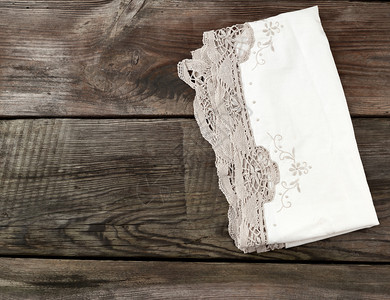 从旧板顶视图空间折叠在灰色木制桌子上的白色厨房纺织毛巾图片