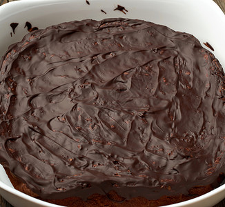 烤巧克力蛋糕白陶瓷盘中烤巧克力蛋糕煮自制食物巧克力糕点甜饭图片