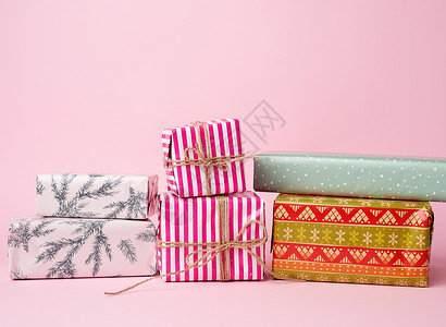 彩色纸包礼品盒用于任何目的绝佳设计粉红色背景图片