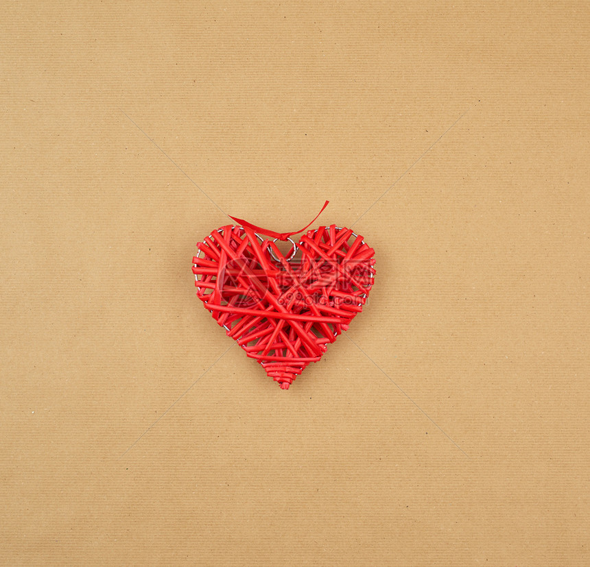 棕纸上的红鸡胸装饰心脏情人节的庆背景图片