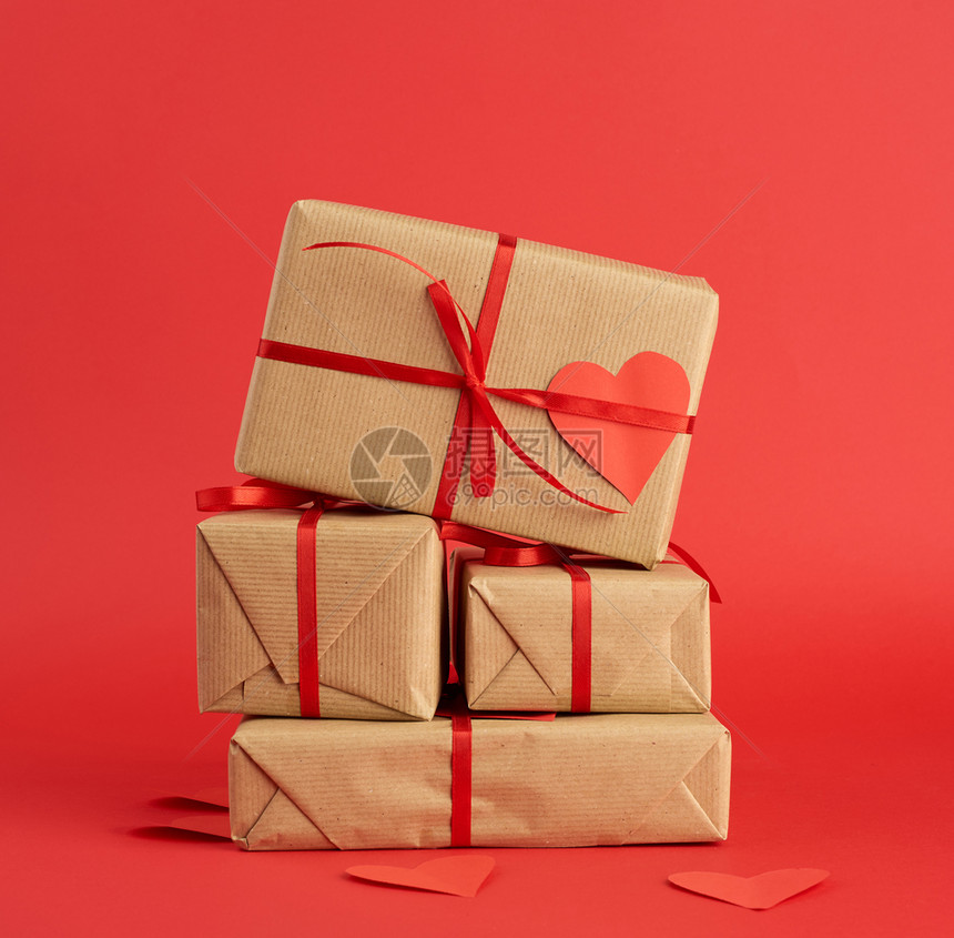 与红色惊喜和情人节礼物的红丝带绑在一起图片